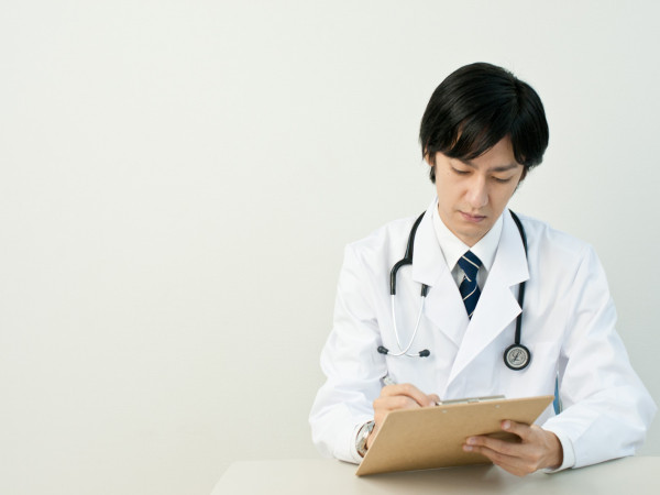 抜け毛の毛根が黒い場合の原因と対処法について